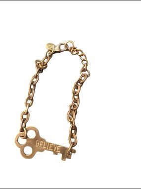 The Giving Keys Gold 'BELIEVE' Key Charm Chain Bracelet